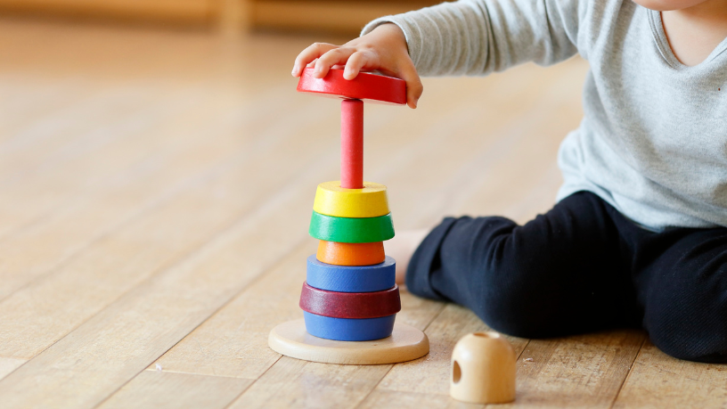 A pedagogia Montessori, segundo Kelsem Ricardo Rios Lima, transforma a educação ao valorizar o ritmo individual de cada aluno.