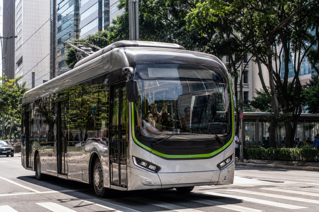 São Paulo formaliza financiamento de US$ 248,3 milhões para eletrificar ônibus Ônibus elétrico circulando em avenida urbana de São Paulo, sem textos, placas ou logotipos legíveis