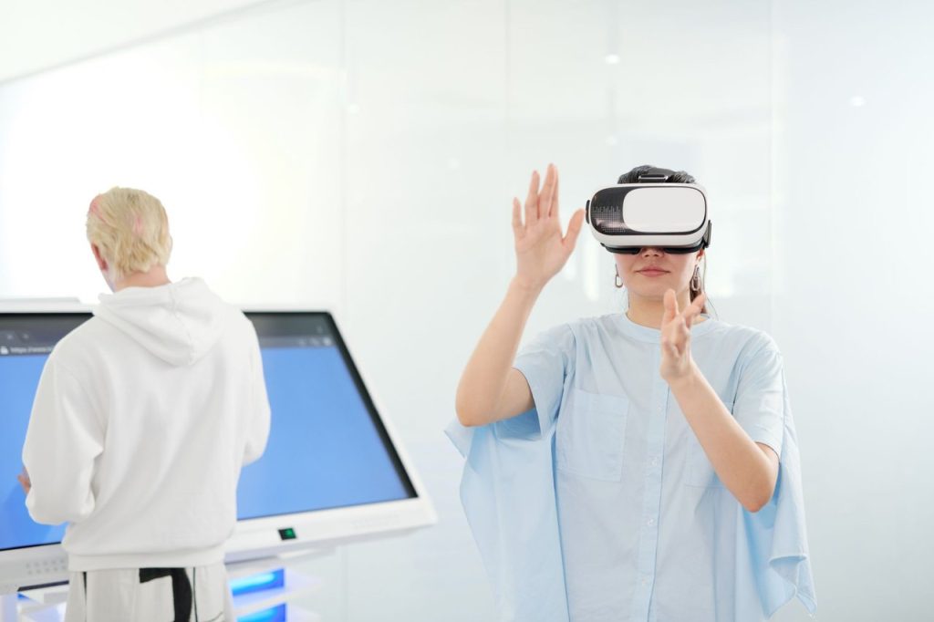 Mulher usando óculos de realidade virtual em um ambiente tecnológico moderno.